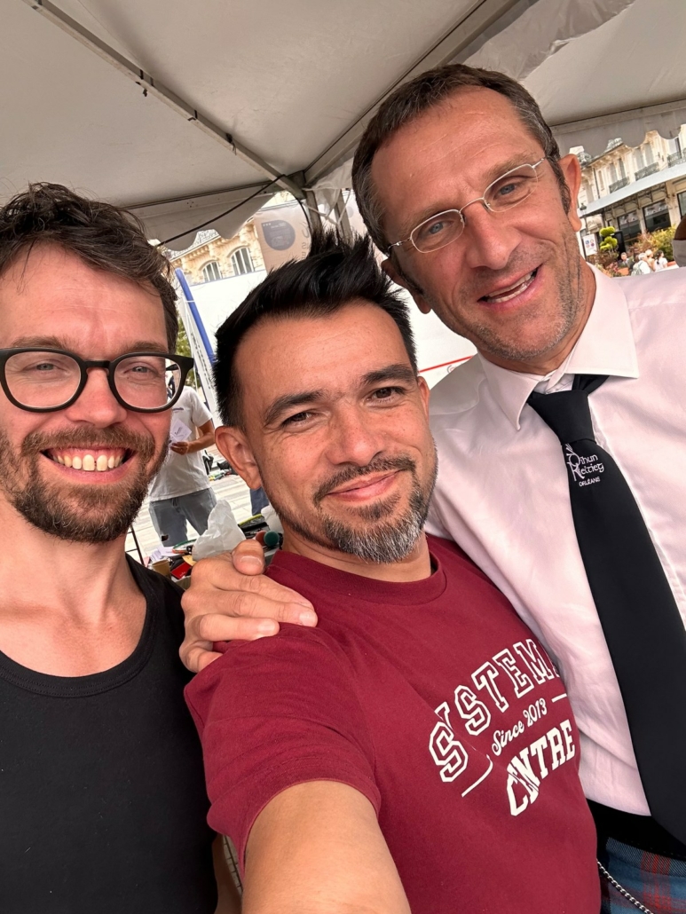 Trois membres du Systema Centre au stand du club pendant Rentrée en fête, place du Martroi à Orléans