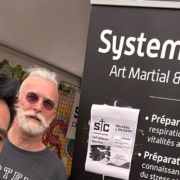 Le stand du Systema Centre à Rentrée en fête 2026 (bandeau) Trois membres du Systema Centre au stand du club, place du Martroi, devant le kakémono présentant l’art martial et la self-défense