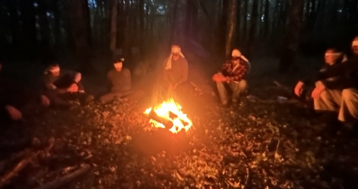 Veillée autour du feu, stage en forêt de mai 2026 en Dordogne